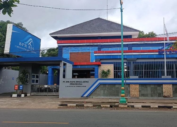POTRET: Kantor PT BPR Bank Jepara Artha (Perseroda). (Tomi Budianto/Lingkarjateng.id)