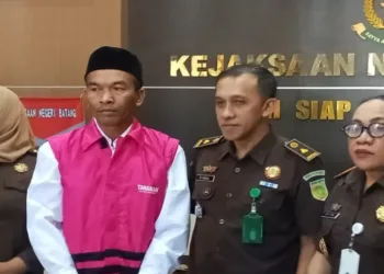 Jajaran Kejari Batang menghadirkan Kades Mojotengah inisial D dalam konferensi pers pada Selasa, 22 Juli 2025. (ANTARA/Lingkarjateng.id)