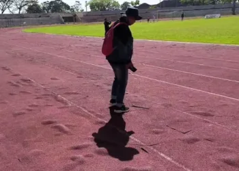 POTRET: Kondisi sarpras trek lintasan lari di Stadion Utama Kebondalem Kendal yang tampak rusak menggelembung. (Arvian Maulana/Lingkarjateng.id)