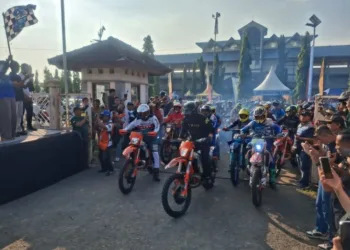 Bupati Kendal Ikut City Parade Diwakilkan Suami 26 Murdoko (paling kiri baju putih) disamping Gubernur Jateng Ahmad Lutfi (baju hitam) saat memulai usai bendera start di kibarkan, Sabtu, 5 Juli 2025. (Unggul Priambodo/Lingkarjateng.id)