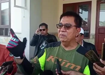 Ketua Dekranasda Kabupaten Kendal H Murdoko memberikan keterangan pers sesaat sebelum berangkat touring pada Sabtu, 26 Juli 2025. (Unggul Priambodo/Lingkarjateng.id)
