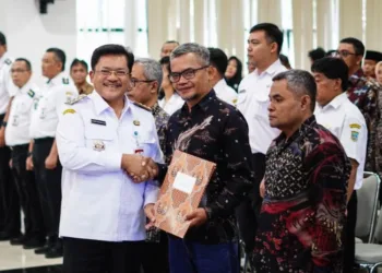 SIMBOLIS: Wali Kota Salatiga Robby Hernawan memberikan SK pelantikan pengurus dan pengawas Koperasi Kelurahan Merah Putih (KKMP) se-Kota Salatiga di Ruang Kaloka, Gedung Setda Kota Salatiga pada Rabu, 9 Juli 2025. (Prokompim Setda Salatiga/Lingkarjateng.id)
