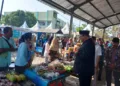 MENINJAU: Wakil Bupati Rembang, Mochammad Hanies Cholil Barro’, mengunjungi salah satu lapak pedagang pasar tani di halaman kantor Dinas Pertanian dan Pangan Rembang, Jumat, 25 Juli 2025. (Muhammad Faalih/Lingkarjateng.id)