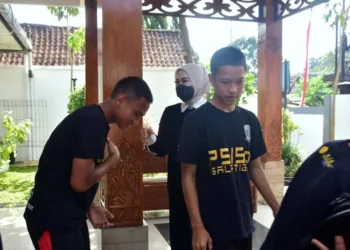 BERPAMITAN: Tim PSISa foto bersama dengan Wakil Wali Kota Salatiga Nina Agustin di Rumah Dinas Wali Kota, Minggu, 20 Juli 2025. (Prokompim Setda Salatiga/Lingkarjateng.id)
