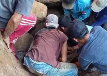 EVAKUASI: Suasana evakuasi pekerja tambang yang tertimbun material galian c Desa Bungu, Kecamatan Mayong, Kabupaten Jepara pada Selasa, 29 Juli 2025. (Tomi Budianto/Lingkarjateng.id)