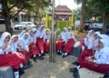 MPLS di SMPN 1 Pancur Rembang, Siswa Diajak Kunjungi Museum RA Kartini 26 BERSANTAI: Siswa-siswi baru SMPN 1 Pancur tampak bersantai di taman Museum Kartini Rembang, Selasa15 Juli 2025. (Muhammad Faalih/Lingkarjateng.id)