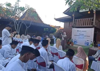 KHIDMAT: Para hafidz Al-Quran dari MTs 45 Wiradesa tampak duduk dengan tertib dalam acara peringatan Muharam yang digelar di rumah perajin batik Failasuf, Desa Kemplong, Kecamatan Wiradesa, Rabu, 2 Juli 2025 Sore. (Fahri Akbar/Lingkarjateng.id)