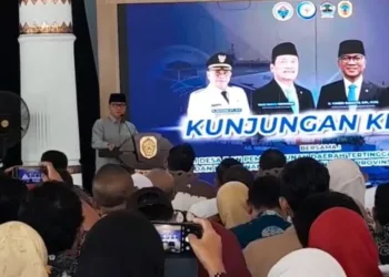 Menteri Desa dan PDT, Yandri Susanto, memberi sambutan di Pendopo Kabupaten Pati pada Kamis, 24 Juli 2025. (Mutia Parasti/Lingkarjateng.id)