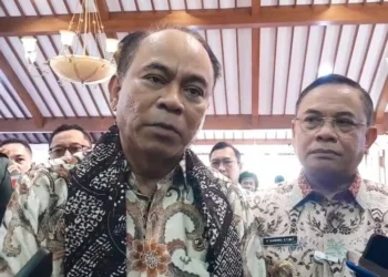 Menteri Koperasi, Budi Arie, saat diwawancarai usai memberi arahan kepada pengurus dan pengawas Kopdes/Kel Merah Putih di Pendopo Kabupaten Pati pada Kamis, 31 Juli 2025. (Mutia Parasti/Lingkarjateng.id)