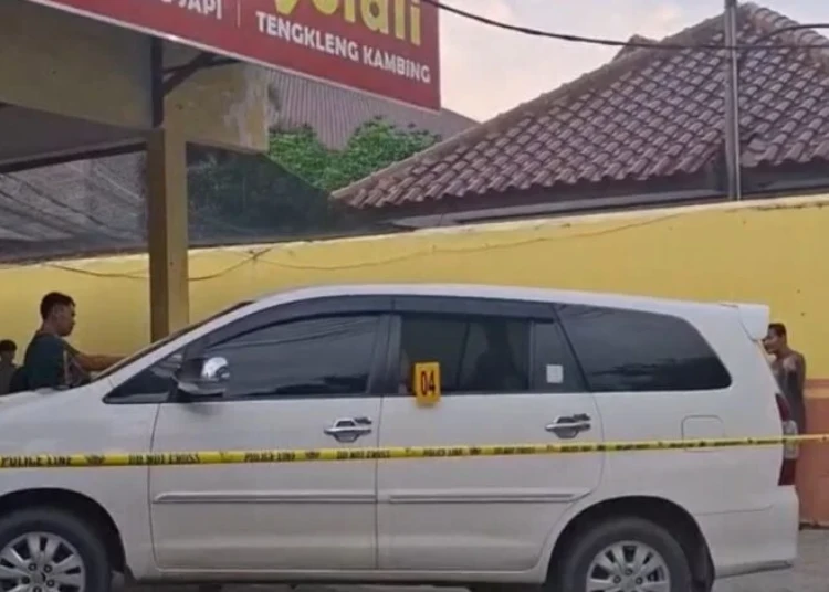 Mobil di Pati Dibobol Maling, Uang Tunai Rp 550 Juta Raib 25 Mabil korban pembobolan di Warung Soto Sedap Boyolali, Kecamatan/Kabupaten Pati, Jumat, 4 Juli 2025. (Nailin RA/Lingkarjateng.id)