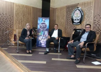 BERDIALOG: Rektor Undip Prof. Suharnomo (tengah) dan Wakil Ketua DPRD Jateng Mohammad Saleh (kanan) dalam sebuah kegiatan dialog di kampus Undip Semarang, Sabtu, 12 Juli 2025. (Unggul Priambodo/Lingkarjateng.id)