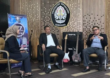 BERDIALOG: Rektor Undip Prof. Suharnomo (tengah) dan Wakil Ketua DPRD Jateng Mohammad Saleh (kanan) dalam dalam talkshow bertajuk “Peran Kampus untuk Pembangunan Jawa Tengah” di Gedung Rektorat Undip, Jumat, 11 Juli 2025. (Unggul Priambodo/Lingkarjateng.id)