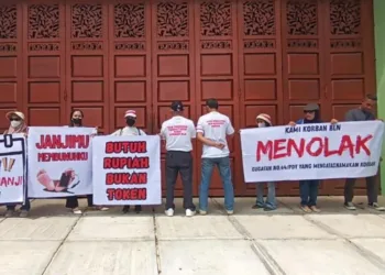 TAGIH JANJI: Puluhan nasabah Koperasi Bahana Lintas Nusantara (BLN) mendatangi rumah mewah milik pimpinan koperasi tersebut di Jalan Merdeka Selatan Nomor 54, Salatiga, Rabu 2 Juli 2025. (Angga Rosa/Lingkarjateng.id)