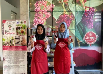 Berbagai jenis produk hasil olahan dari parijoto yang dijual oleh Alammu di Desa Colo, Kecamatan Dawe, Kabupaten Kudus. (Nisa Hafizhots S./Lingkarjateng.id)