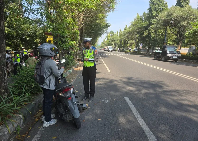 Operasi Patuh Candi 2025 di Pati Dimulai, Kendaraan ODOL Masuk Sasaran 25 Anggota Polresta Pati melaksanakan pemeriksaan kendaraan bermotor dalam Operasi Patuh Candi 2025 di Jalan Raya Pati-Kudus pada Senin, 14 Juli 2025. (Dok. Lingkarjateng.id)