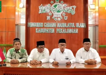 TANGKAPAN LAYAR: Ketua PCNU Kabupaten Pekalongan, KH Muslih Khudlori (kedua kanan), membacakan pernyataan penolakan kebijakan lima hari sekolah di Kantor PCNU setempat, pada Rabu, 16 Juli 2025. (YouTube NU Kota Santri/Lingkarjateng.id)