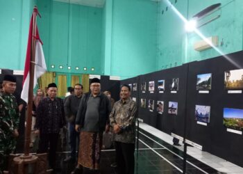 Bupati Rembang Harno (kanan) didampingi Wakil Bupati Hanies Cholil Barro’ (kedua kanan) saat mengunjungi pameran foto "Rembang di Mata Warga” di rumah dinas Wabup Rembang pada Sabtu, 26 Juli 2025 malam. (Muhammad Faalih/Lingkarjateng.id)