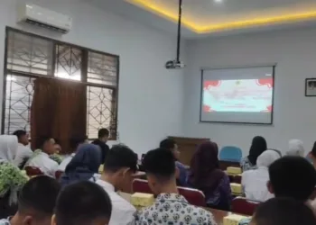 Para siswa Paskibraka mengikuti pengarahan di Kantor Badan Kesatuan Bangsa dan Politik (Kesbangpol) Kabupaten Pati pada Kamis, 3 Juli 2025. (Setyo Nugroho/Lingkarjateng.id)
