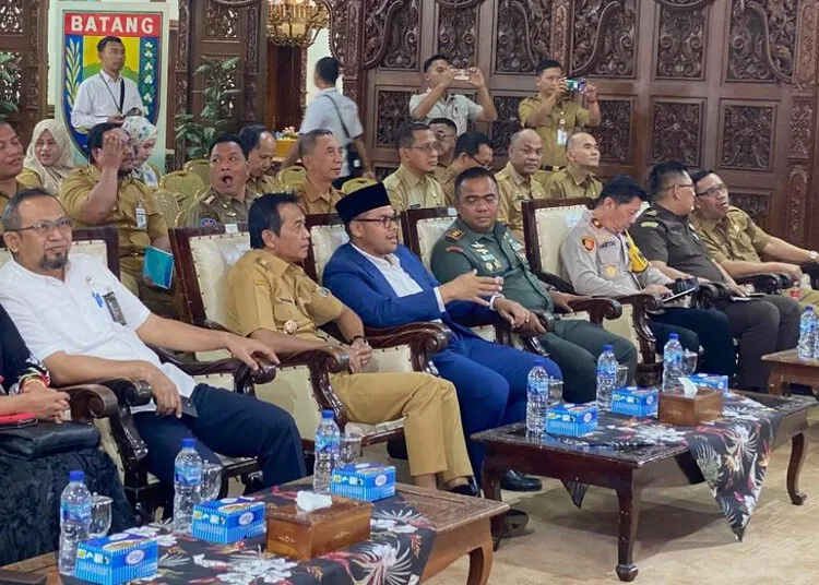 248 Kopdes/Kel Merah Putih di Batang Diluncurkan Serentak oleh Presiden Prabowo 25 Bupati Batang M. Faiz Kurniawan dan Wakil Bupati Suyono beserta jajaran Forkopimda Batang mengikuti peluncuran Kopdes Merah Putih oleh Presiden Prabowo Subianto secara daring di Aula Bupati Batang pada Senin, 21 Juli 2025. (Dok. Pemkab Batang/Lingkarjateng.id)