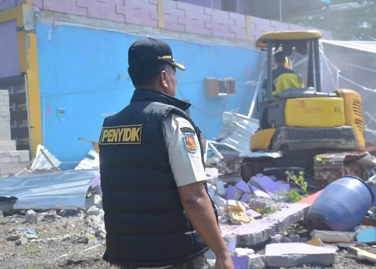 Ilegal dan Langgar Perda, Puluhan Kafe di Pantai Sigandu Batang Dibongkar Paksa 25 Plt. Kepala Satpol PP Batang, Haryono, mengawasi pembongkaran kafe dan tempat karaoke di kawasan Pantai Sigandu, Kabupaten Batang, pada Rabu, 9 Juli 2025. (Dok. Pemkab Batang/Lingkarjateng.id)