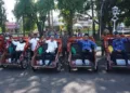 Pemkab Batang Serahkan 25 Becak Listrik Bantuan Presiden Prabowo 29 Bupati Batang, M. Faiz Kurniawan (kedua kanan) saat mencoba becak listrik bantuan dari Presiden Prabowo Kamis, 17 Juli 2025. (Lingkar Network/Lingkarjateng.id)