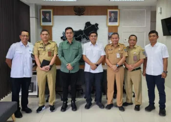 Bupati Jepara, Witiarso Utomo (ketiga kiri), bersama jajaran usai rapat koordinasi dengan Balai Besar Pelaksana Jalan Nasional (BBPJN) di Semarang, Senin, 28 Juli 2025. (Tomi Budianto/Lingkarjateng.id)