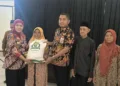 Pemkab Kendal Salurkan Bantuan Beras di Desa Lokus Kemiskinan Ekstrem 28 SIMBOLIS: Bupati Kendal, Dyah Kartika Permanasari, secara simbolis memberikan bantuan beras kepada warga penerima manfaat, Selasa, 22 Juli 2025. (Arvian Maulana/Lingkarjateng.id)