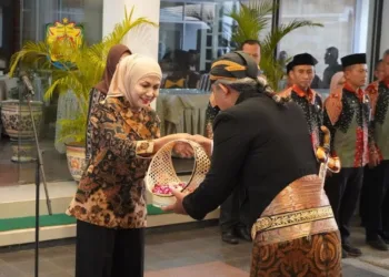 SIMBOLIS: Bupati Kendal, Dyah Kartika Permanasari, menerima bunga tabur untuk ziarah ke ke makam Bupati Kendal pertama, Tumenggung Bahurekso, di Lebaksiu, Kabupaten Tegal, Kamis, 24 Juli 2025. (Pemkab Kendal/Lingkarjateng.id)