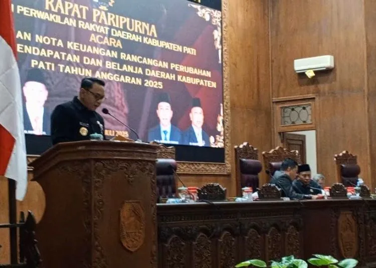 Pemkab Pati Sampaikan Rancangan Perubahan APBD 2025 25 RAPAT: Wakil Bupati Pati, Risma Ardhi Chandra, menyampaikan nota keuangan rancangan perubahan Anggaran Pendapatan dan Belanja Daerah (APBD) Kabupaten Pati tahun anggaran 2025 dalam Rapat Paripurna Dewan Perwakilan Rakyat Daerah (DPRD) pada Jumat, 11 Juli 2025. (Setyo Nugroho/Lingkarjateng.id)