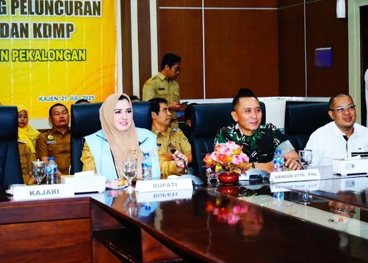 Pemkab Pekalongan Siap Jalankan 285 Koperasi Merah Putih 25 Bupati Pekalongan Fadia Arafiq dan jajaran Forkopimda mengikuti peluncuran Koperasi Merah Putih secara daring melalui Zoom Meeting dari Ruang Rapat Bupati, Setda Kabupaten Pekalongan, Senin, 21 Juli 2025. (Fahri Alakbar/Lingkarjateng.id)