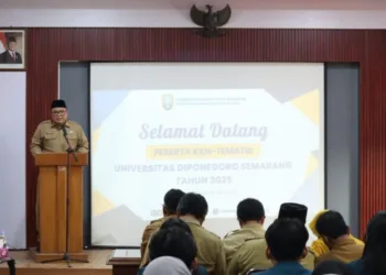 Wakil Bupati Rembang, Hanies Cholil Barro’ menyampaikan sambutan dalam acara penerimaan  mahasiswa KKN-T Undip di Aula Gedung Bappeda Rembang pada Senin, 14 Juli 2025. (Muhammad Faalih/Lingkarjateng.id)