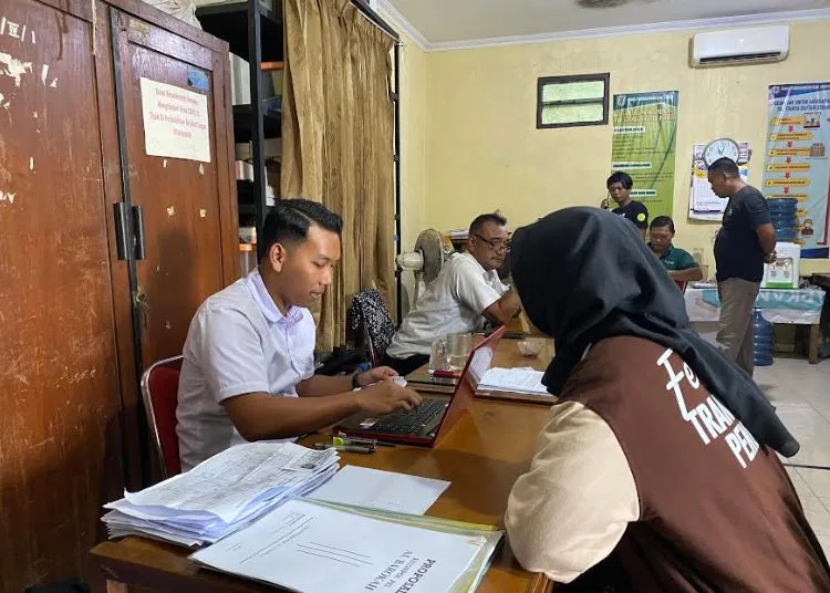 Pemkab Sediakan 74 Lapak Pedagang Car Free Night Kudus, Ini Syarat Daftarnya 25 MENDAFTAR: Pedagang saat mendaftar lapak Car Free Night di Dinas Perdagangan Kabupaten Kudus, Kamis, 24 Juli 2025. (Nisa Hafizhotus Syarifa/Lingkarjateng.id)