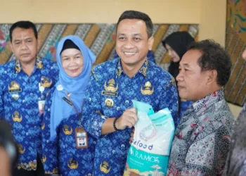 SIMBOLIS: Wali Kota Pekalongan Achmad Afzan Arslan Djunaid menyerahkan bantuan beras secara simbolis kepada warga terdampak banjir di Aula Kantor Kelurahan Pasirkratonkramat, Kamis, 17 Juli 2025. (Fahri Alakbar/Lingkarjateng.id)