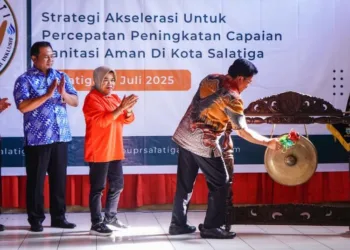 LAUNCHING PROGRAM: Wali Kota Salatiga Robby Hernawan memukul gong sebagai tanda diluncurkannya program Salatiga SAKTI di Aula Kecamatan Sidorejo, Jumat, 11 Juli 2025. (DPUPR Salatiga/Lingkarjateng.id)