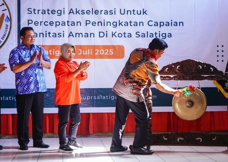 Pemkot Salatiga Susun Perwal Layanan Lumpur Tinja Demi Capai Sanitasi Aman 25 LAUNCHING PROGRAM: Wali Kota Salatiga Robby Hernawan memukul gong sebagai tanda diluncurkannya program Salatiga SAKTI di Aula Kecamatan Sidorejo, Jumat, 11 Juli 2025. (DPUPR Salatiga/Lingkarjateng.id)