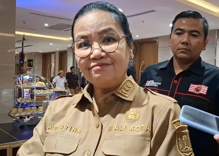 Pemkot Semarang Cari Solusi Kolaborasikan UMKM dan Program Ketahanan Pangan 25 Wali Kota Semarang Agustina Wilujeng Pramestuti usai menghadiri Musrenbang RKPD 2026 di Hotel Gumaya, Kota Semarang, pada 30 Juni 2025. (Syahril Muadz/Lingkarjateng.id)