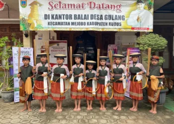 Penari tarian caping kalo berfoto di depan Kantor Balai Desa Gulang, Kecamatan Mejobo, Kabupaten Kudus. (Nisa Hafizhotus S./Lingkarjateng.id)