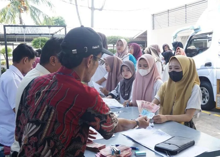 2.020 Petani Tembakau dan Buruh Pabrik Rokok di Batang Terima BLT DBHCHT 25 Petugas menyalurkan BLT DBHCHT kepada buruh di Pabrik MPS Tulis, Kabupaten Batang, pada Rabu, 16 Juli 2025. (Dok. Pemkab Batang/Lingkajateng.id)