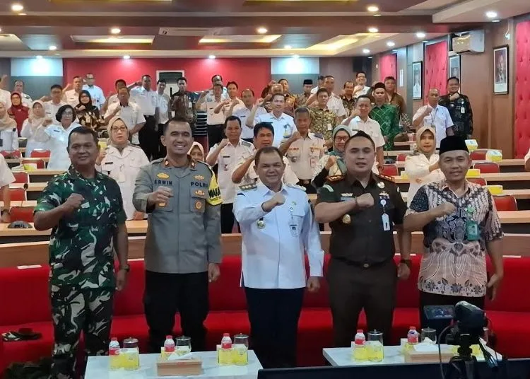 Perayaan HUT RI, Pemkab Semarang Siapkan Ragam Acara dan Lomba Seru 25 Bupati Semarang, Ngesti Nugraha (tengah), bersama Forkompimda Kabupaten Semarang menghadiri peluncuran logo HUT Ke-80 RI oleh Presiden RI, Prabowo Subianto secara daring di Kantor Setda Kabupaten Semarang, Rabu, 23 Juli 2025 sore. (Hesty Imaniar/Lingkarjateng.id)