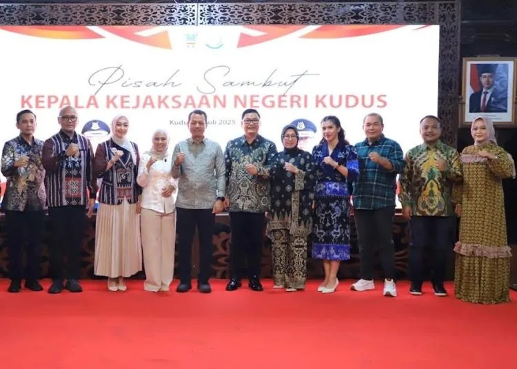 Bupati Kudus Sam’ani Intakoris (kelima kiri), didampingi Wakil Bupati Kudus Bellinda Birton (keempat kanan) dalam acara pisah sambut Kepaka Kejaksaan di Pendopo Kabupaten Kudus, Kamis, 24 Juli 2025 malam. (Nisa Hafizhotus Syarifa/Lingkarjateng.id)