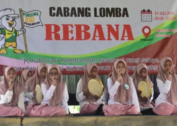 LOMBA: Peserta lomba rebana Pekan Olahraga dan Seni Ma’arif (Porsema) XIII Kabupaten Pekalongan pada Rabu, 23 Juli 2025 di Lapangan Desa Kebonsari, Kecamatan Karangdadap. (Fahri Alakbar/Lingkarjateng.id)