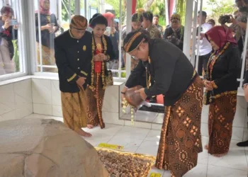 SAKRAL: Wali Kota Salatiga Robby Hernawan memimpin acara tradisi Wilujengan Nagari digelar di Museum Salatiga, tepat di situs Prasasti Plumpungan, Kamis, 24 Juli 2025. (Prokompim Setda Salatiga/Lingkarjateng.id)