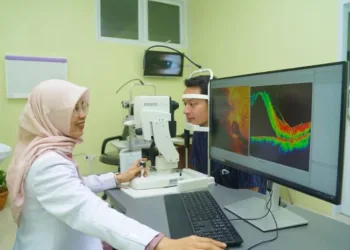 MEMERIKSA: Seorang dokter memeriksa mata pasien dalam pelayanan poli sore RSUD dr. Loekmono Hadi Kudus. (Fahtur Rohman/Lingkarjateng.id)