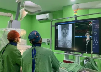 RSUD dr. Loekmono Hadi Kudus Hadirkan Layanan DSA Pertama yang Tercover BPJS 25 MEMERIKSA: Dokter di RSUD dr. Loekmono Hadi Kudus memeriksa pasien menggunakan layanan Digital Subtraction Angiography (DSA), Selasa, 15 Juli 2025. (Fahtur Rohman/Lingkarjateng.id)