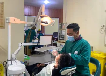 Memeriksa: Dokter Spesialis Gigi Perio, M. Nabeel Wildan, MDSc., Sp. Perio memeriksa pasien, Kamis, 17 Juli 2025. (Fahtur Rohman/Lingkarjateng.id)