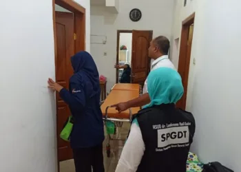 Tim SPGDT (Sistem Penanggulangan Gawat Darurat Terpadu) saat memberikan pelayanan home care belum lama ini. (Fahtur Rohman/Lingkarjateng.id)