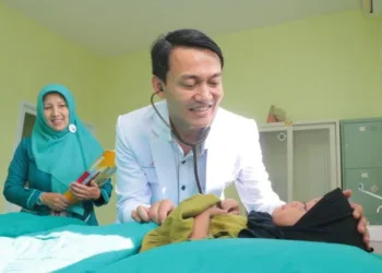 MEMERIKSA: Seorang dokter sedang memeriksa pasien layanan poli eksekutif RSUD dr. Loekmono Hadi Kudus. (Fahtur Rohman/Lingkarjateng.id)