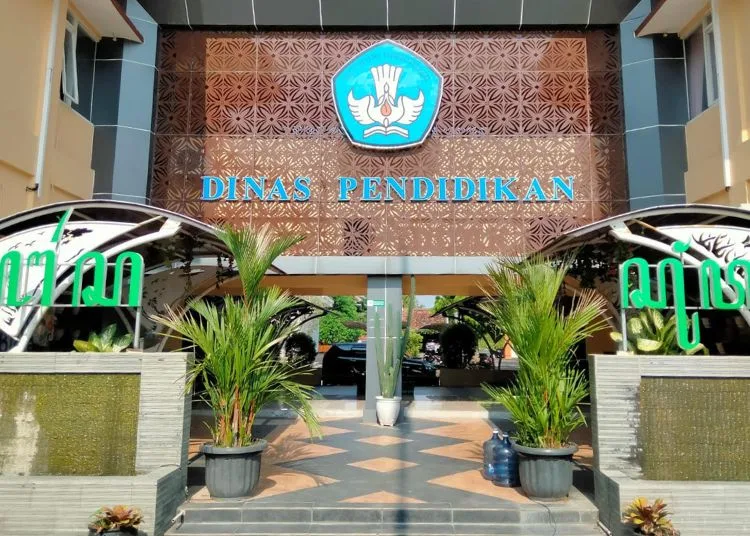 Rencana Regrouping 40 SD di Blora Dikhawatirkan Para Guru 25 POTRET: Tampak depan Kantor Dinas Pendidikan Kabupaten Blora. (Hanafi/Lingkarjateng.id)