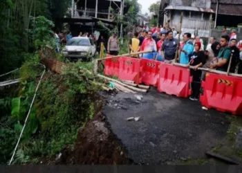 RUSAK PARAH: Wali Kota Salatiga Robby Hernawan didampingi sejumlah pejabat meninjau jembatan Winong-Banyuputih yang ambrol, belum lama ini. (Dok. Prokompim Setda Salatiga/Lingkarjateng.id)