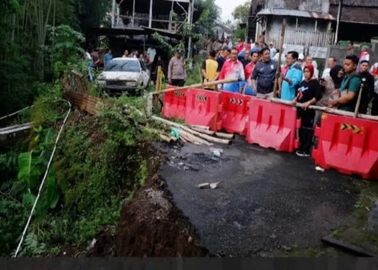 RUSAK PARAH: Wali Kota Salatiga Robby Hernawan didampingi sejumlah pejabat meninjau jembatan Winong-Banyuputih yang ambrol, belum lama ini. (Dok. Prokompim Setda Salatiga/Lingkarjateng.id)